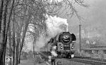 01 0522 mit D 504 (Saalfeld - Berlin) in Uhlstädt. (03.1976) <i>Foto: Burkhard Wollny</i>