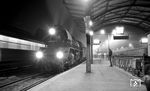 Im nächtlichen Saalfeld wartet 41 1055 vor einem Personenzug nach Jena. (03.1976) <i>Foto: Burkhard Wollny</i>
