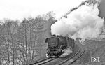 44 0231 (ex 44 1231) mit einem nordwärts fahrenden Güterzug neben der Saale bei Kahla. (03.1976) <i>Foto: Burkhard Wollny</i>