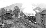 44 0851 fährt mit einem Güterzug nach Saalfeld durch den Bahnhof Uhlstädt. (03.1976) <i>Foto: Burkhard Wollny</i>