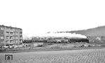 Die ölgefeuerte 44 0851 (Bw Saalfeld) in Rudolstadt auf dem Weg nach Saalfeld. Neben der bemerkenswerten Menge an frischer Wäsche, die hier sehr optimistisch auf der Leine hängt, verdient auch die noch gepflasterte Fernstraße 88 Beachtung. (03.1976) <i>Foto: Burkhard Wollny</i>
