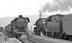 Während Lokführer und Heizer der 41 1260 in Orlamünde auf den Abfahrauftrag warten, nutzt das Personal der 44 0851 die Zugkreuzung für eine Nachschau. (03.1976) <i>Foto: Burkhard Wollny</i>