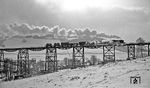 Eine Auer 86er dampft mit einem Güterzug nach Annaberg-Buchholz durch das winterliche Erzgebirge bei Markersbach. (02.1976) <i>Foto: Burkhard Wollny</i>
