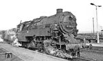 95 0016 (Bw Probstzella) vor einem Personenzug nach Sonneberg (Thür) in Saalfeld (Saale). Die Lok erhielt erst 1970 ihre Ölhauptfeuerung und 1975 einen Neubaukessel des RAW Halberstadt. Obwohl sie noch am 9. Oktober 1979 eine L5-Hauptuntersuchung und im April 1980 eine L0-Zwischenuntersuchung im RAW Meiningen erhielt, wurde sie am 23.11.1980 z-gestellt. Ende 1982 erhielt sie eine erneute L7-HU und wurde im RAW Meiningen auf Kohlefeuerung zurückgebaut. Als DR-Museumslok war sie bis 1993 im Einsatz, obwohl sie zwischendurch einen kuriosen Unfall erlitt: Am 12.04.1990 rollte sie im Bw Kamenz nach einem Wasserschlag von der Drehscheibe, entgleiste, fuhr in das Sozialgebäude und durchbrach die Wand des dahintergelegenen Umkleideraums. Auch nach der "Wende" blieb sie noch einsatzfähig. Während einer Fahrt über die Frankenwaldrampe am 28. September 1996 erlitt die Lok einen schweren Kesselschaden und wurde im Museum Neuenmarkt-Wirsberg abgestellt. Sie ging in das Eigentum des DDM über.  (03.1976) <i>Foto: Burkhard Wollny</i>