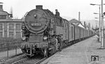 Letzte Vorbereitungen des Lokpersonals der 95 0029 vor P 18005 nach Sonneberg im Bahnhof Saalfeld. (03.1976) <i>Foto: Burkhard Wollny</i>