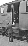 Die fertigen Zugpapiere des P 18005 werden dem Lokführer der 95 0029 übergeben. (03.1976) <i>Foto: Burkhard Wollny</i>