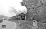 95 0029 kommt mit P 18005 nach Sonneberg "Am Bohlen" bei Saalfeld angedampft. Heute hat sich hier die Szene völlig verändert: Die Bahnstrecke nach Probstzella ist wieder zweigleisig ausgebaut und (mit Betonmasten) elektrifiziert, das Einfahrformsignal ist verschwunden, die Fernstraße 85 ausgebaut und mit Leitplanken gesichert. (03.1976) <i>Foto: Burkhard Wollny</i>