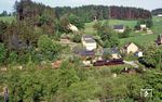 50 3646 passiert mit Ng 64345 den Bahnübergang "Grünauer Berg" in Hopfgarten auf dem Weg nach Warmbad. (20.05.1986) <i>Foto: Wolfgang Bügel</i>