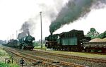 Im Bahnhof Waldenburg gab es die planmäßige Zugkreuzung zwischen Ng 64364 (links mit 50 3516) und dem durchfahrenden Sandzug Gag 56355 mit 50 3657.  (21.05.1986) <i>Foto: Wolfgang Bügel</i>