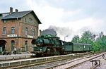 50 3690 (Bw Karl-Marx-Stadt) mit P 18618 (Zwönitz - Aue) in Lössnitz unterer Bahnhof. (22.05.1986) <i>Foto: Wolfgang Bügel</i>