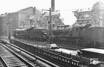 In Berlin Friedrichstraße stehen 17 1093 (Bw Grunewald) und 17 1102 (Bw Frankfurt/Oder Pbf) mit einem Schnellzug am Bahnsteig und werden in Kürze die Fahrt auf der Stadtbahn zum Schlesischen Bahnhof fortsetzen. (1931) <i>Foto: unbekannt</i>