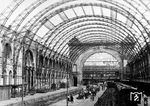 Blick in die Ruine des Lehrter Fernbahnhofs, der im Zuge der alliierten Bombardierungen ab Herbst 1943 stark in Mitleidenschaft gezogen wurde, aber in seiner steinernen Bausubstanz nicht in den Grundfesten erschüttert war. Während der Fernbahnhof in den Jahren 1957/58 abgerissen wurde, blieb der Lehrter Stadtbahnhof im Hintergrund bis zum Neubau des Berliner Hauptbahnhof erhalten. (1948) <i>Foto: RBD Berlin</i>
