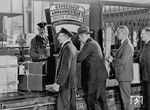 Annahme von Expressgut in einem unbekannten Bahnhof. Expressgut wurde wie das Reisegepäck in Reisezügen befördert. Seit Beginn des Eisenbahnzeitalters war damit ein rascher und weitgehend planbarer Versand an den Empfänger möglich. Der Expressgutverkehr mit Personenzügen wurde bei der Deutschen Bundesbahn mit Ablauf des Jahresfahrplans 1989/1990 und in der Form eigener GEP-Züge bei der Deutschen Bahn AG im Jahr 1998 eingestellt. Die Lkw-Lobby hat auch hier ganze Arbeit geleistet. (1930) <i>Foto: RVM</i>