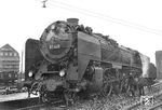 Die fabrikneue 01 025 des Bw Erfurt wartet an einem Bahnsteig des Berlin Anhalter Bahnhofs auf die Bereitstellung der Rückleistung. Sie besitzt noch die kleinen Windleitbleche der ersten Lieferserien, aber interessanterweise ein Dreilicht-Spitzensignal. Auf den frühen Aufnahmen bis ca. 1932 findet man fast ausschließlich das Dreilicht-Spitzensignal, während in späteren Jahren meist nur das vereinfachte Zweilicht-Spitzensignal zu sehen ist. Das dritte Spitzenlicht war ursprünglich nur auf Nebenbahnen mit unbeschrankten Bahnübergängen gefordert, um Züge eindeutig vom Straßenverkehr unterscheiden zu können. Vermutlich konnte deshalb bei den Schnellzuglokomotiven später auf das dritte Spitzenlicht verzichtet werden, weil sie nahezu ausschließlich auf Hauptbahnen verkehrten. (1928) <i>Foto: RVM</i>