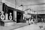 Blick in die großzügig gestaltete Expressgutabfertigung Stuttgart Hbf. An den Dimensionen lässt sich ermessen, welchen Anteil die Reichsbahn damals an der Beförderung schneller Güter hatte.  (1934) <i>Foto: RVM</i>