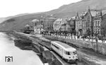 Der Aussichtstriebwagen der Reichsbahn VT 137 240 (Bw Koblenz Moselbf) auf einer Ausflugsfahrt auf den Gleisen der Moseltalbahn Trier—Bullay. Gerade hat er den Bahnhof Bernkastel Moseltalb verlassen. (06.05.1937) <i>Foto: RVM-Filmstelle Berlin (Bellingrodt)</i>
