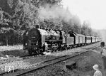 Die Stuttgarter 39 230 (mit Hängeeisen-Steuerung) mit einem Schnellzug hinter dem Berghau-Tunnel im Rohrer Wald. (1937) <i>Foto: RVM (Ulmer)</i>