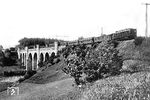 EP 236 hat mit D 191 (Berlin Görl Bf – Görlitz – Breslau Freib Bf) gerade den Abzweig Hausberg passiert, den Boberviadukt überquert und wird in Kürze Hirschberg (Schlesien) Hbf erreichen. An der Abzweigstelle hinter der Brücke zweigt die "Zackenbahn" nach Polaun von der Hauptbahn nach Lauban ab. Die Lok wurde im Oktober 1923 fabrikneu dem Bw Hirschberg (Schlesien) Hbf zugeteilt und im Laufe des Jahres 1927 in E 50 36 umgezeichnet.  (1927) <i>Foto: RVM</i>