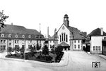 Der mit einer Umfahrung angelegte Bahnhofsvorplatz mit Blick auf den Eingang des zwischen den beiden Bahnbereichen (links nach Langenfeld/Essen, rechts die BME-Talstrecke) liegenden Empfangsgebäude mit dem linksseitigen Anbau für die kaiserliche Reichspost und der gegenüberliegenden Eilgutannahmestelle der Reichsbahn. (1910) <i>Foto: RVM</i>