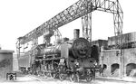 Die Deutzerfelder 17 010 trifft im Bw Wuppertal-Langerfeld ein. Das Gerüst gehört zu dem imposanten Schlackenkran des Bw Langerfeld. (07.09.1931) <i>Foto: DLA Darmstadt (Bellingrodt)</i>