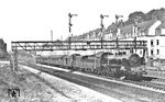 Die alte Signalbrücke befand sich in der Osteinfahrt zum Bahnhof Wuppertal-Oberbarmen. Sie stand etwa in Höhe der Gleisverzweigung von der Fernstrecke und den Langerfelder bzw. Lenneper Gleisen. 17 113 (Bw Deutzerfeld) fährt mit der Leergarnitur des E 139 zu den Abstellanlagen im Bahnhof Wuppertal-Langerfeld. (02.08.1931) <i>Foto: DLA Darmstadt (Bellingrodt)</i>