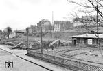 Das im Krieg zerstörte Empfangsgebäude in Wuppertal-Heubruch an der Rheinischen Strecke wurde zunächst durch eine einfache Baracke ersetzt, ehe Mitte der 1950er Jahre ein schlichter gemauerter Neubau errichtet wurde. Zwischen der Baracke und dem Stellwerk ist noch der Zugang und das Fundament des alten Gebäudes erkennbar. (1950) <i>Foto: BD Wuppertal (Säuberlich)</i>