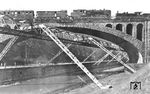 Auf der Wupperbrücke im Ortsteil Wuppertal-Sonnborn begegnet 62 001 (Bw Lennep) mit P 1527 nach Lennep einer westwärts fahrenden P 8. Im Auftrag des Reichsbahn-Zentralamt (RZA) in Berlin befand sich die Lok in der Erprobungsphase. Im Gegensatz zu 62 002 hatte sie große Windleitbleche erhalten. (11.04.1931) <i>Foto: DLA Darmstadt (Bellingrodt)</i>