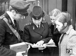 Als "Jugendobjekt" bezeichnete man in der DDR eine Form der zeitlich begrenzten, einem Jugendkollektiv übertragenen Aufgabe, welche häufig durch die Führungsgremien der SED oder des Jugendverbandes FDJ ausgelöst, organisiert und z.T. auch ideologisch ausgerichtet waren. Der Städteexpress "Lipsia" (Ex 161/166), der zwischen Leipzig und Berlin-Lichtenberg verkehrte, war ein FDJ-Jugendobjekt bei der Deutschen Reichsbahn. Das Bild entstand im Bahnhof Berlin-Lichtenberg. (1980) <i>Foto: Historische Sammlung der Deutschen Bahn AG</i>
