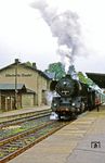 41 12225 (Bw Saalfeld) verlässt mit dem Frühpersonenzug P 5014 von Saalfeld nach Jena den Bahnhof Göschwitz/Saale. (08.07.1986) <i>Foto: Wolfgang Bügel</i>