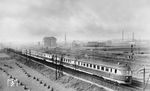 SVT 137 149 a/b und SVT 137 273 a/b/c (beide Bw Grunewald) als FDt 15 bei Düsseldorf-Reisholz. Im Hintergrund ist der Nordkopf des Verschiebebahnhofs mit Ablaufberg und Stellwerk "Rn" zu sehen. Der Zug benötigte von Köln nach Berlin Stadtbahn eine Reisezeit von 5 Stunden und 16 Minuten, was einer Reisegeschwindigkeit von 110 km/h entsprach. (04.08.1938) <i>Foto: RVM-Filmstelle Berlin (Bellingrodt)</i>