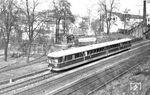 Der für den Ruhrschnellverkehr konzipierte VT 137 290 a/b (Bauart "Ruhr") auf Probefahrt in Unterbarmen. Nach der Abnahme am 09.03.1938 wurde der Triebwagen bei der RBD Essen in Dienst gestellt. Das Fahrzeug war wegen der zu geringen Zahl von Türen letztlich für einen schnellen Fahrgastwechsel nicht geeignet. Die  Ausmusterung erfolgte schon 1948, die vorgesehene neue Betriebsnummer VT 17 001 wurde nicht vergeben. (08.03.1938) <i>Foto: RVM-Filmstelle Berlin (Bellingrodt)</i>
