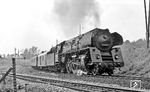 01 0517 (Bw Wittenberge) passiert mit D 163 aus Hamburg die deutsch-deutschen Grenzanlagen bei Berlin-Kohlhasenbrück.  (03.06.1972) <i>Foto: Burkhard Wollny</i>