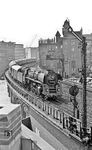 Der berühmte Parkhausblick auf die Westeinfahrt nach Berlin-Zoologischer Garten, mit 01 0521, die dort vor D 163 aus Hamburg einfährt. (01.06.1972) <i>Foto: Burkhard Wollny</i>