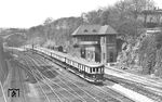 Eine sechsteilige Einheit des neu eingerichteten Ruhrschnellverkehrs verlässt den Bahnhof Wuppertal-Elberfeld (heute Wuppertal Hbf). Seit Mitte der 1930er Jahre beschaffte die Reichsbahn primär für den Eilzugverkehr verschiedene Fahrzeuge ähnlicher Art, die sich meist im Innenraum und in der Motorleistung unterschieden. Die als VT 137 eingereihten Triebwagen wurden nach dem Krieg bei der Bundesbahn verschiedenen Baureihen zugeordnet und rot lackiert. (03.1938) <i>Foto: RVM-Filmstelle Berlin (Bellingrodt)</i>