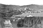 86 202 (Bw Steinbeck) mit P 1082 aus Radevormwald vor der historischen Ortskulisse und Klosterkirche in Wuppertal-Beyenburg. Dem geübten Auge fällt sofort auf, dass die Wupper hier noch unberührt durch die Landschaft fließt, der Stausee wurde nämlich erst nach dem Krieg aufgestaut.  (23.04.1935) <i>Foto: DLA Darmstadt (Bellingrodt)</i>