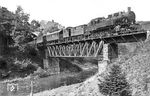 93 929 (Bw Lennep) überquert mit einem Personenzug nach Brügge (Westf) die Wupperbrücke in Beyenburg (heute: Wuppertal-Beyenburg). Nach dem Krieg entstand hier der Beyenburger Stausee. Die ersten beiden Personenwagen hinter der Lok zeigen deutlich lesbar noch die 4.Klasse-Beschilderung. Bei den beiden Wagen handelt es sich um einen Di-21 (ab 1928/29: Cid-28) und einen Di Pr94 (ab 1928/29: Citr Pr94). Dahinter folgt ein weiterer Preuße, vermutlich ein Ci Pr04 oder 05 oder aber die dreiachsige Version C3i Pr05, erkennbar an den geschlossenen Vorbauten und dem höheren Tonnendach mit Oberlichtaufbau.  (20.09.1925) <i>Foto: DLA Darmstadt (Bellingrodt)</i>