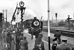 Ein Sonderzug mit 39 056 des Bw Wuppertal-Langerfeld läuft anlässlich des 100 jährigen Jubiläums der Strecke Düsseldorf—Erkrath (-Wuppertal) in den Bahnhof Erkrath ein. Wie damals üblich, inszenierten die Machthaber ein solches Ereignis mit viel Pomp. (20.12.1938) <i>Foto: RBD Wuppertal (Eckler)</i>