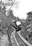 74 576 (Bw Steinbeck) auf dem Weg durch den Staatsforst Burgholz mit einem Personenzug nach Cronenberg. Die Bogenbrücke stand nahe der Kaisereiche, die am 14. Juni 1871, knapp sechs Monate nach der Proklamation des deutschen Kaiserreichs im Spiegelsaal von Versailles, von Elberfelder Schülern gepflanzt wurde und sich auch über 150 Jahre später noch bester Gesundheit erfreut. (04.1933) <i>Foto: RBD Wuppertal (Eckler)</i>