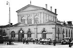 Der Bahnhof Rittershausen, ein zu Barmen gehörender Ortsteil im Osten der Stadt, erhielt 1920 ein stattliches Empfangsgebäude, das im Zweiten Weltkrieg erheblich zerstört wurde. Nach dem Krieg blieb nur das Erdgeschoss des Gebäudes übrig, das weiterhin bis zum Neubau eines nüchternen Zweckbaus in den 1980er Jahren genutzt wurde. Und wer jetzt über den Namen "Rittershausen" rätselt - mit der Gründung der Stadt Wuppertal im Jahr 1929 wurde der Stadtteil in Oberbarmen unbenannt, der Bahnhof selbst erhielt den neuen Namen Anfang der 1930er Jahre. (1926) <i>Foto: Slg. Dr. Hans-Jürgen Vorsteher</i>