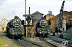 Mit dem Bau des Bahnhofs Oschersleben (Bode) errichtete die Magdeburg-Halberstädter Eisenbahngesellschaft dort auch eine Lokstation. Zwischen 1900 und 1901 wurde die Anlage zum Bahnbetriebswerk (Bw) ausgebaut. Das Bw entstand südöstlich des Empfangsgebäudes. Es umfasste einen siebenständigen Ringlokschuppen mit vorgelagerter Drehscheibe, einen Wasserturm und weitere Betriebsgebäude. Nach der Gründung der Deutschen Reichsbahn führte diese die Anlagen zunächst wieder als Lokbahnhof. Zwischen 1951 und 1963 wurde das Bw Oschersleben erneut eine eigenständige Dienststelle der Reichsbahn, ab 1963 unterstand es dem Bw Halberstadt. Es wurde am 26. September 1992 geschlossen. Ein Teil der Anlagen sind noch erhalten. (02.08.1986) <i>Foto: Wolfgang Bügel</i>