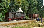 Kleine Pause für das Personal der 99 7235 (LKM, Baujahr 1954) in Friedrichshöhe auf der Selketalbahn zwischen Straßberg und Stiege. (19.09.1986) <i>Foto: Wolfgang Bügel</i>