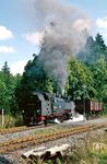 Nach der Kreuzung mit dem Personenzug P 14464 geht es für 99 7235 in Friedrichshöhe weiter. (19.09.1986) <i>Foto: Wolfgang Bügel</i>