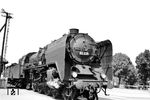 03 235 war im Mai 1936 fabrikneu dem Bw Berlin Lehrter Bahnhof zugeteilt worden. Von dort aus wurden u.a. Leistungen nach Altona, Schwerin (Meckl) und Seestadt Rostock gefahren. Gerade passiert die bereits mit Indusi ausgerüstete Lok das Ausfahrsignal am Gleis 1 aus dem Bahnhof Ludwigslust in Richtung Wittenberge am Bahnübergang des Schrankenpostens 81. (23.05.1937) <i>Foto: Slg. Johannes Glöckner</i>