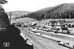 Der Bahnhof Brilon Wald liegt an der Hauptbahn Bestwig - Warburg (obere Ruhrtalbahn). Entgegen den Bemühungen der Stadt Brilon wurde 1866 eine Streckenführung nicht in Stadtnähe gewählt, sondern über Olsberg und Elleringhausen mit einem Tunnel (Bildmitte), da so eine geringere Steigung und niedrigere Baukosten erzielt werden konnten. Die Stadt Brilon selbst wurde erst ab 1900 über die sog. Almetalbahn nach Paderborn angeschlossen. Weiterhin zweigt hier die Strecke nach Korbach (links) ab.  (1930) <i>Foto: RVM</i>