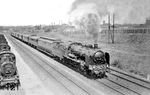 17 1001 (Bw Pasewalk) verlässt mit E 130 (Lauterbach/Rügen – Stralsund – Berlin Stett Bf) den Bahnhof Stralsund. Links im Bw stehen in einer langen Reihe abgestellte Loks der Baureihe 55. Die S 10¹ blieb nach 1945 als Pk2-27 bei der PKP, wo sie 1950 ausgemustert wurde. (20.06.1932) <i>Foto: DLA Darmstadt (Bellingrodt)</i>