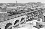 Die Düsseldorfer 17 284 führt den E 36 (Essen – Köln) auf der Ruhrbrücke in Kettwig, heute eine reine S-Bahnstrecke. Hinter dem Einheits-Gepäckwagen laufen sechs der damals modernsten Eilzugwagen mit jeweils 4 Doppeltüren. Links von der Lok ist noch ein Brückenteil der heute abgebauten Strecke nach Mülheim/Ruhr zu sehen. (05.05.1935) <i>Foto: DLA Darmstadt (Bellingrodt)</i>