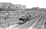 17 302 (Zweitbesetzung) vom Bw Hamburg B rollt mit D 118 in Hamburg am Westfalenweg dem Hauptbahnhof entgegen. Die frühere LBE-Lok 15 (Zweitbesetzung) wurde 1914 von Henschel als 2'C h4-Lok in Dienst gestellt und 1920 auf Dreizylinder-Triebwerk (2'C h3) umgebaut. Die neue Reichsbahn-Nummer ist gerade frisch an der Rauchkammertür aufgetragen worden, während am Führerhaus noch die gültige weiße LBE-Tafel angebracht ist. Die Umzeichnung trat mit Wirkung vom 1. Juli 1938 in Kraft.  (05.05.1938) <i>Foto: RVM-Filmstelle Berlin (Bellingrodt)</i>