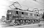Nahezu fabrikneu präsentiert sich die im Mai 1936 abgenomme E 18 15 in ihrer Heimat-Dienststelle Bw Hirschberg (Riesengeb) Hbf. Ein langes Leben war der Lok nicht beschieden. Nach einem Frontalzusammenstoß am 24. Oktober 1944 in Lichtenau (Schles) wurde sie am Unfallort zerlegt. (11.06.1936) <i>Foto: RVM-Filmstelle Berlin (Bellingrodt)</i>