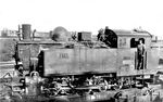 Die sächsische VI K 216 ist auf einem Transportwagen in der Eisenbahn-Hauptwerkstätte Dresden-Friedrichstadt eingetroffen. Sie entstammt einer Serie, die 1918 von Henschel für die Deutsche Heeresfeldbahn gebaut wurde und seit 1919 im Dienst der Sächsischen Staatsbahnen steht. Später in 99 647 umgezeichnet, war die Lok bis 1944 Bestandslok der RBD Dresden.  (02.1923) <i>Foto: Reinstein</i>