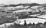 Blick auf den Bahnhof Dittersbach im Waldenburger Bergland. Im Hintergrund liegt die Schachtanlage der Melchorgrube, um die sich in einem großen Bogen die Strecke über Nieder Salzbrunn, Königszelt nach Breslau windet, deren Bahndamm links oben zu erkennen ist. Nach der Eingemeindung von Dittersbach in die Stadt Waldenburg wurde der Bahnhof mit Wirkung vom 7. Oktober 1934 in Waldenburg-Dittersbach umbenannt. (1934) <i>Foto: RVM</i>